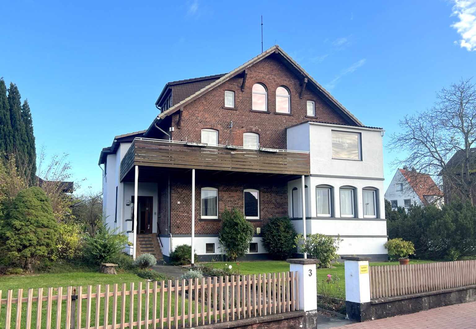 Mehrfamilienhaus - 
Das großzügige Mehrfamilienhaus mit einem über 1400m² großen Grundstück in einer Top-Lage von Holzminden ging an eine junge Familie und soll sich zu Ihrem neuem Zuhause entwickeln.